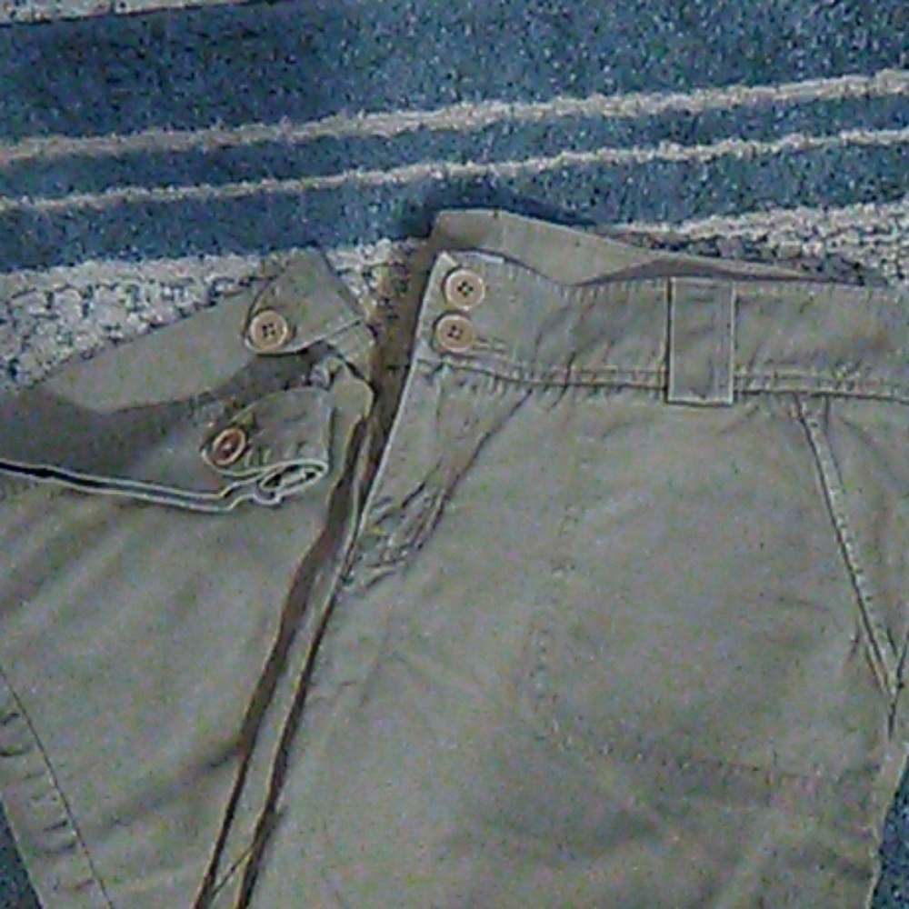 A&F khaki capris